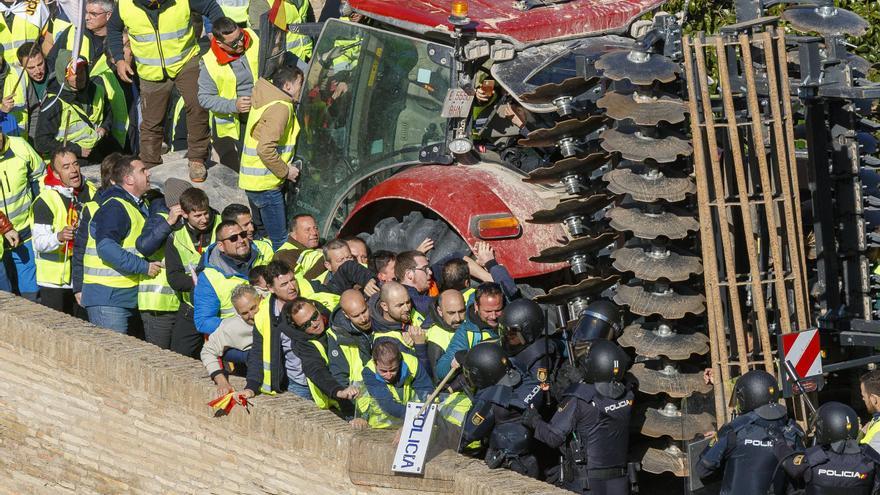 El jefe superior de Policía en Aragón descarta más detenciones por los &quot;hechos violentos&quot; de los agricultores en La Aljafería