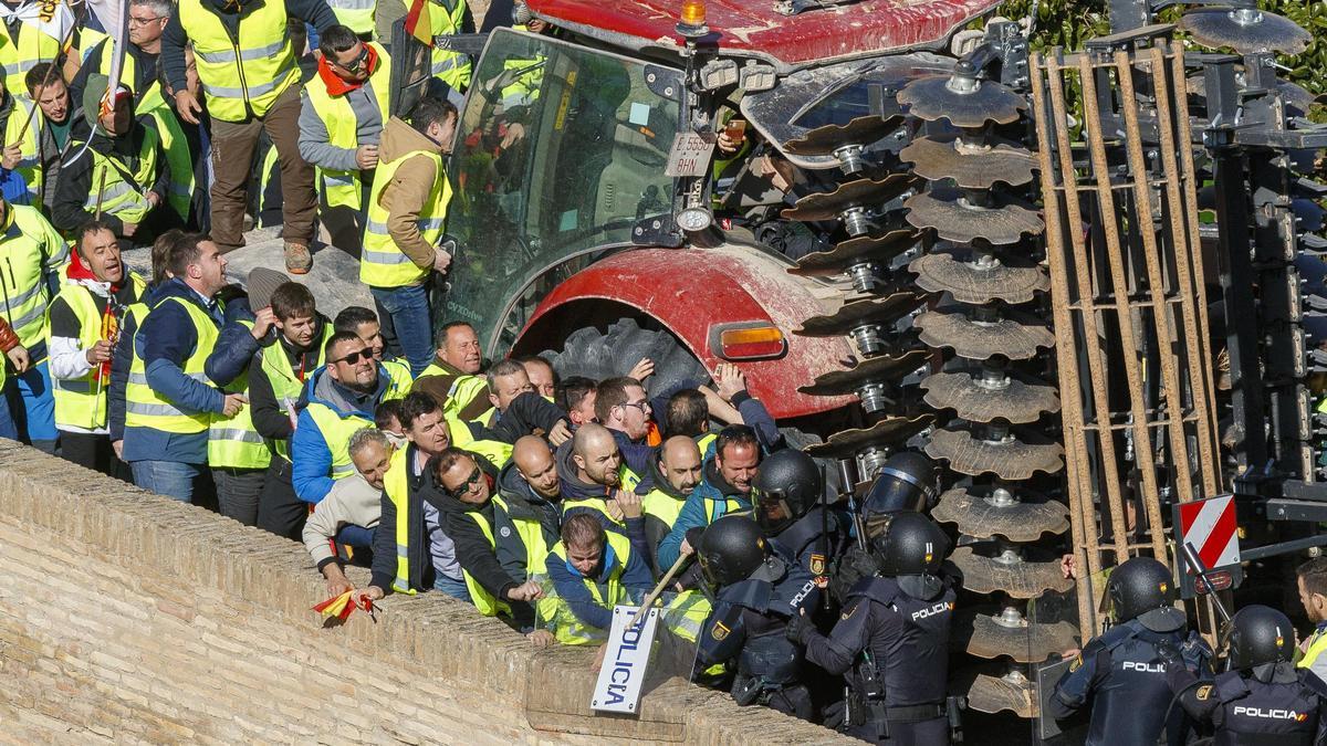 Un grupo de agricultores, en el puente de acceso al Palacio de La Aljafería.