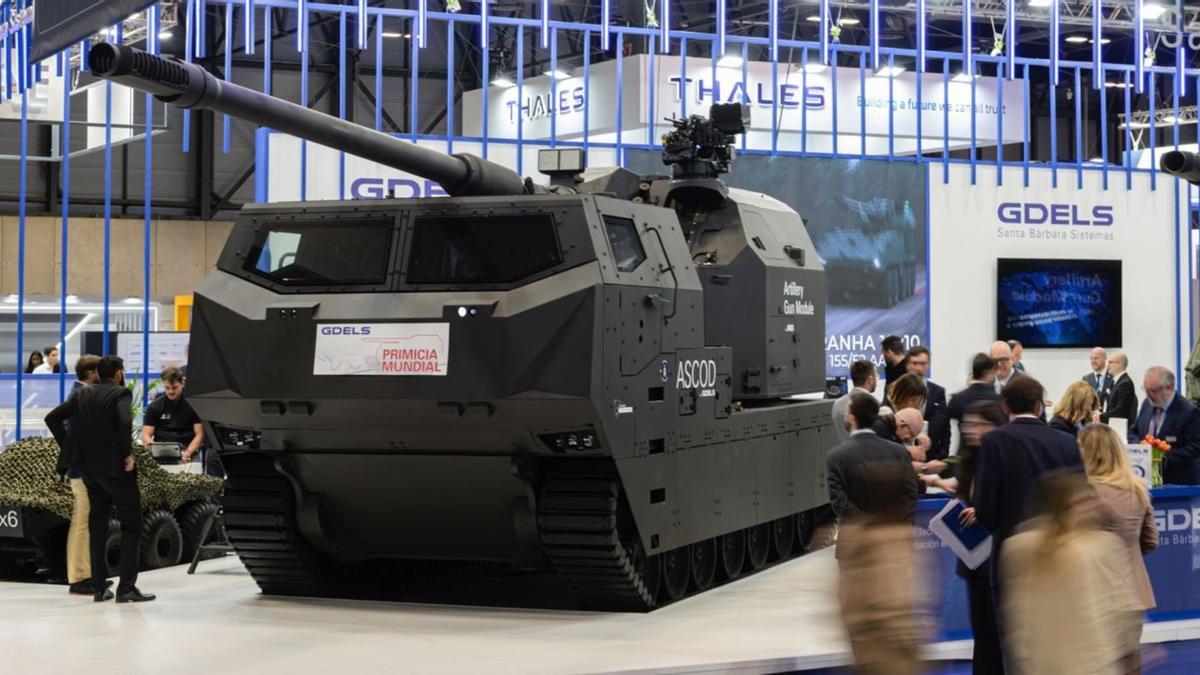 Un prototipo del vehículo «Némesis» de Santa Bárbara, en el stand de GDELS en la feria Feindef. | G. D.