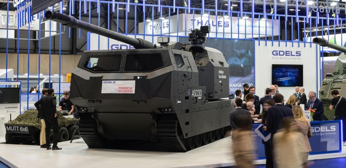 Un prototipo del vehículo «Némesis» de Santa Bárbara, en el stand de GDELS en la feria Feindef. | G. D.