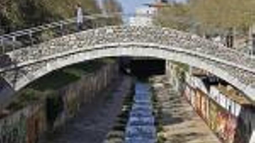 Els vianants ja creuen el riu Güell pel pont del Dimoni