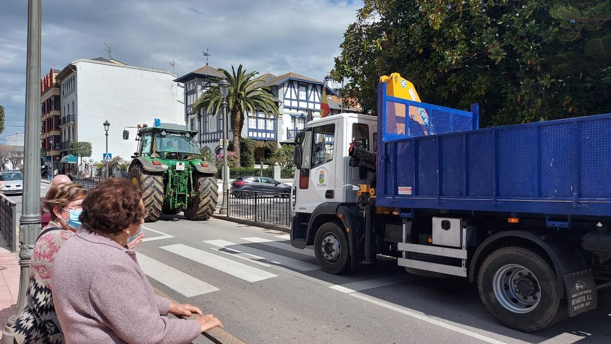 Los tractores a su paso por Navia