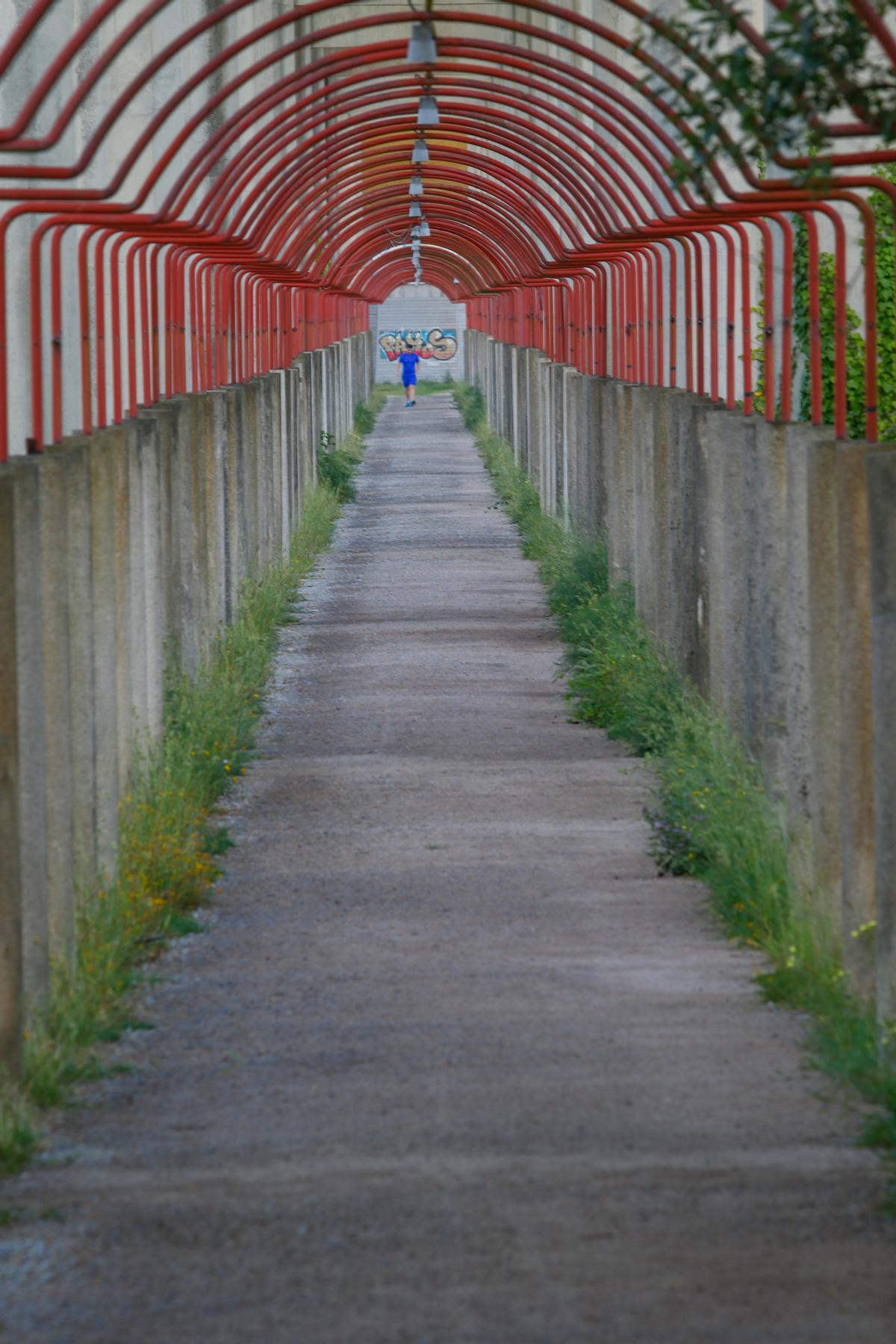 La pérgola que da acceso a las Torres de Oeste.