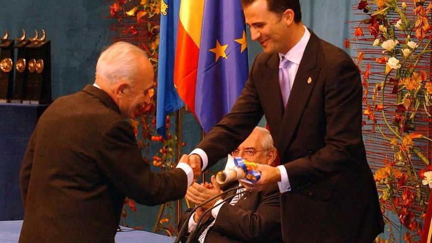 Giovanni Sartori recibe el premio, en 1995, de manos del entonces Príncipe Felipe.