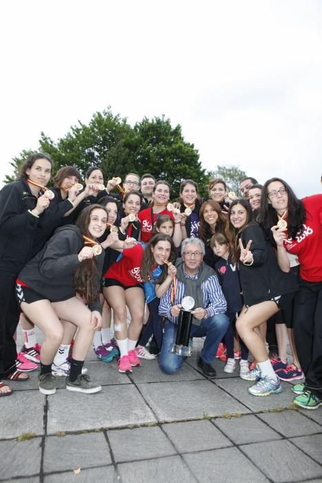 Llegada a Gijón de las jugadoras del Mavi