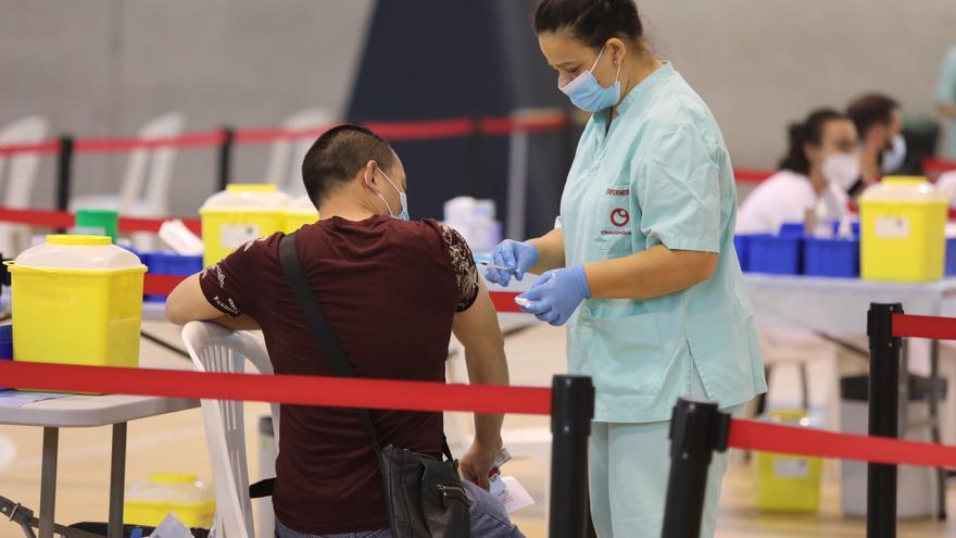 Sanidad continúa vacunando en centros de salud, puntos móviles y universidades de la Comunidad