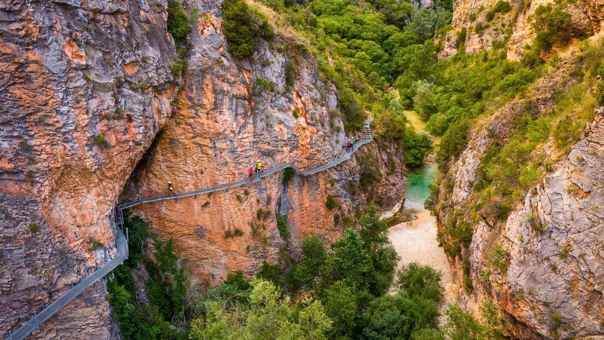 La ruta de senderismo que pasa por unas desconocidas pasarelas en Aragón