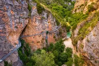 El cañón aragonés atravesado por pasarelas y aguas turquesa que se esconde dentro de un Geoparque