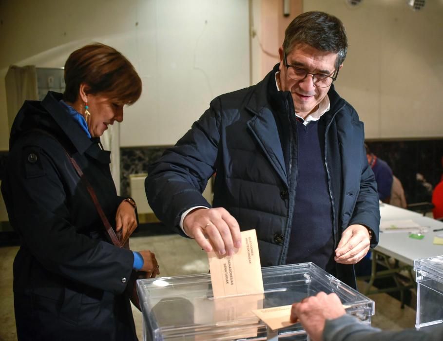 Votación de Patxi López y Begoña Gil