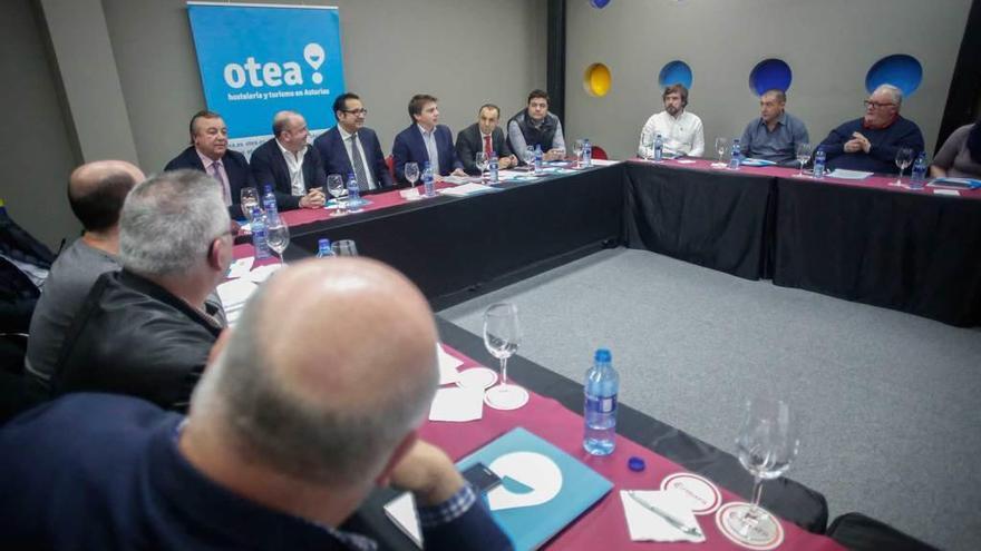 Asistentes, ayer, a la primera reunión de la junta directiva de Otea, en Avilés.