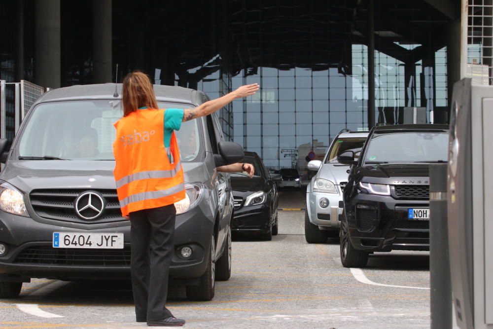 El Aeropuerto de Málaga-Costa del Sol ha terminado de reorganizar los viales en el nivel de la terminal de Salidas, eliminando las plazas de subida y bajada en la puerta de la terminal, que ha sido sustituida por 300 plazas disponibles en el aparcamiento y que se ofrecen de forma gratuita durante 15 minutos