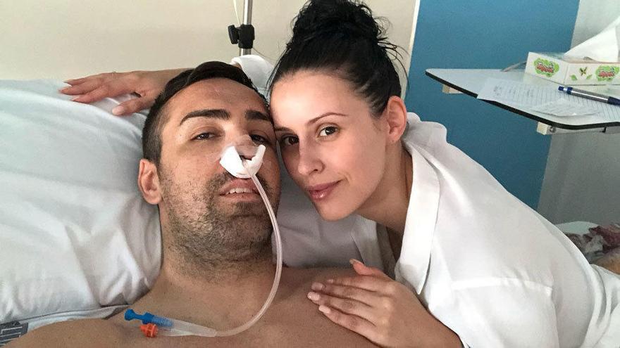 José Enrique, con su novia, en La Fe