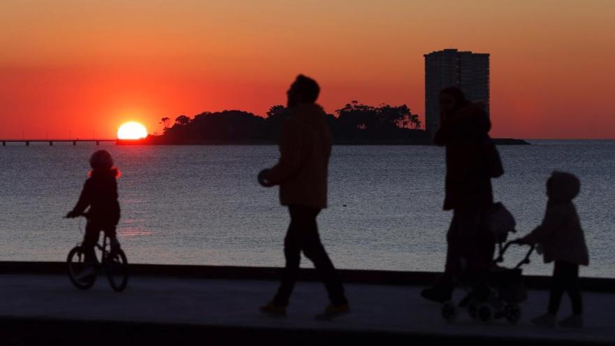 Puesta de sol en Samil, hoy // J. Lores