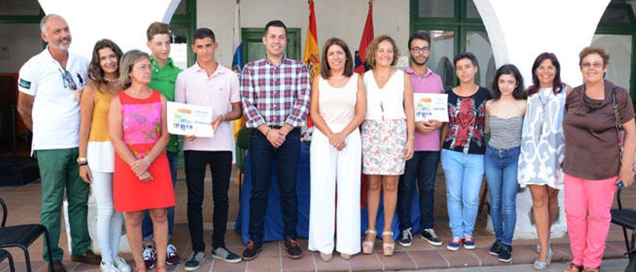 Los jóvenes estudiantes tras recibir su premio, ayer, en la Casa de la Juventud junto a la alcaldesa de Telde.