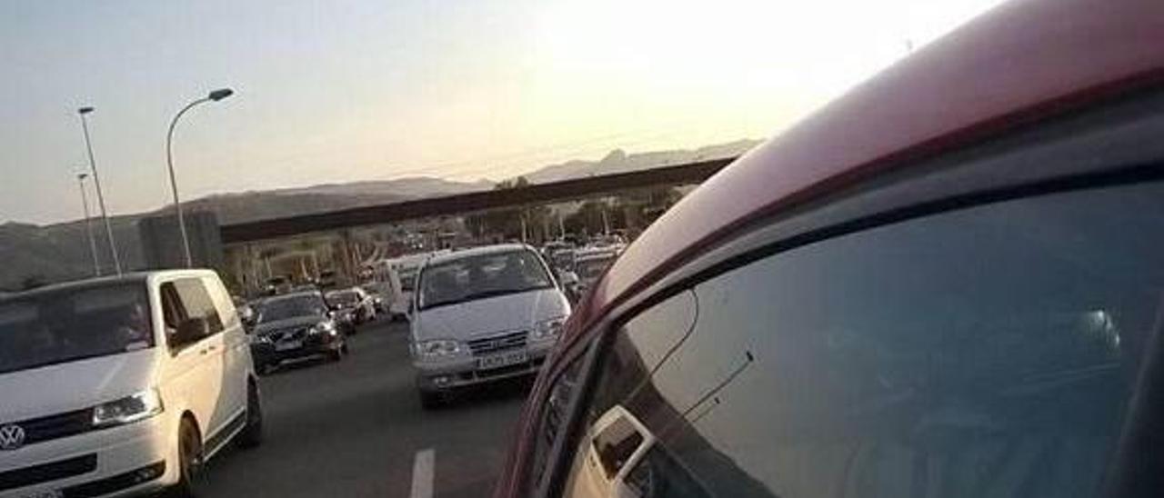 El colapso de la autopista en el peaje de Ondara obliga a dejar pasar gratis a cientos de coches