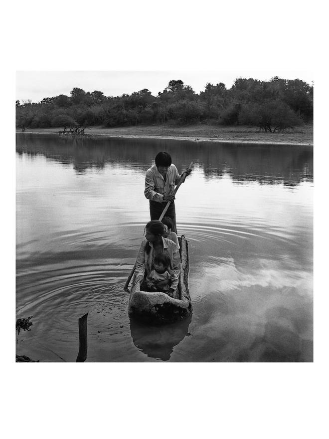 „Los Hijos de la Tierra“ von Daniel Muchiut: Dieser poetisch festgehaltene Moment aus der Gegend „El Colchón“ zeigt, wie eine Familie einen Nebenfluss des Río Bermejo überquert. Das funktioniere dort nur, indem man sich selbst ein schwimmbares Gefährt zimmere, so der Fotograf im Zoom-Interview.