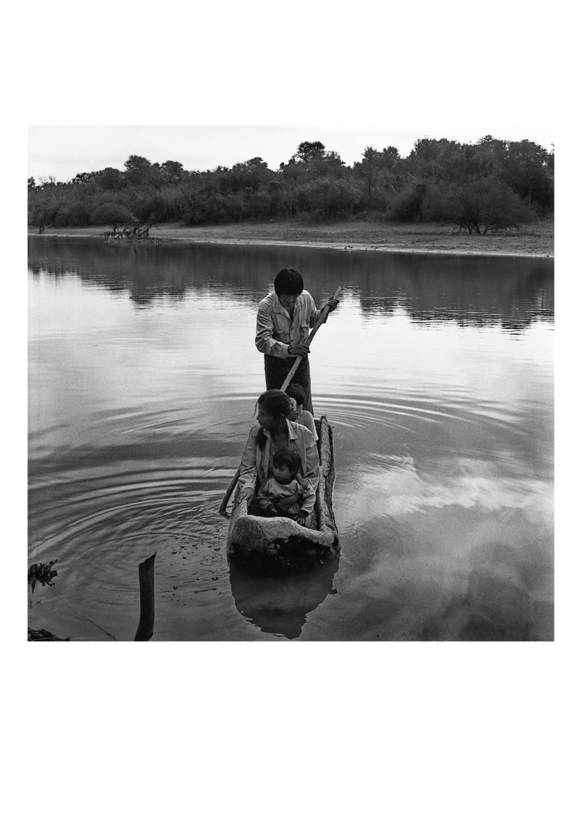 „Los Hijos de la Tierra“ von Daniel Muchiut: Dieser poetisch festgehaltene Moment aus der Gegend „El Colchón“ zeigt, wie eine Familie einen Nebenfluss des Río Bermejo überquert. Das funktioniere dort nur, indem man sich selbst ein schwimmbares Gefährt zimmere, so der Fotograf im Zoom-Interview.