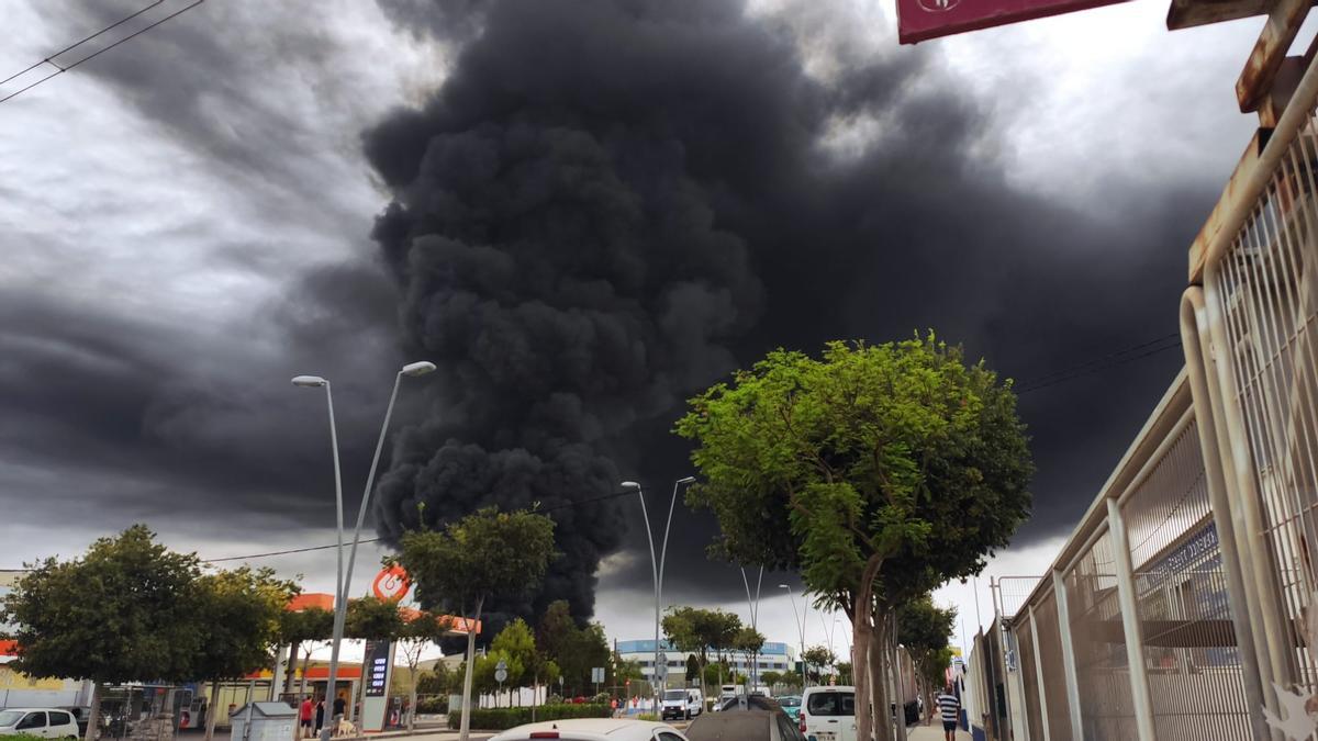 El incendio de San Vicente ha creado una enorme columna de humo negro