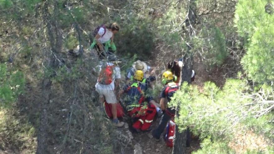 Los bomberos durante el rescate de la senderista herida.