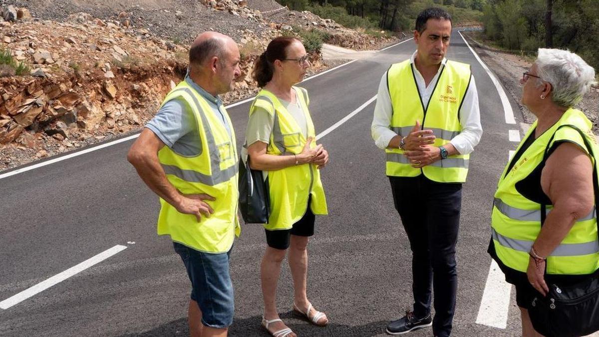 El vicepresidente de la Diputación, Héctor Folgado, ha visitado el tramo de la carretera CV-203 en que se va actuar para mejorar la seguridad.