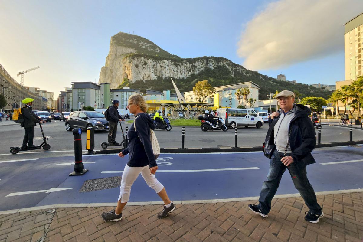 Aspecto que presenta una de las calles principales de Gibraltar este viernes en el que Reino Unido y España se reúnen en Bruselas para llegar a un acuerdo sobre el peñón.
