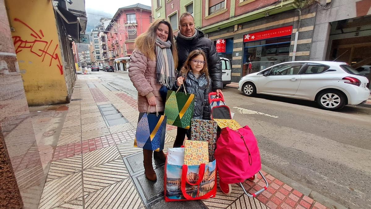 Dani Souto, su mujer Elena Carbajo ysu hija de mismo nombre, ayer en Mieres.