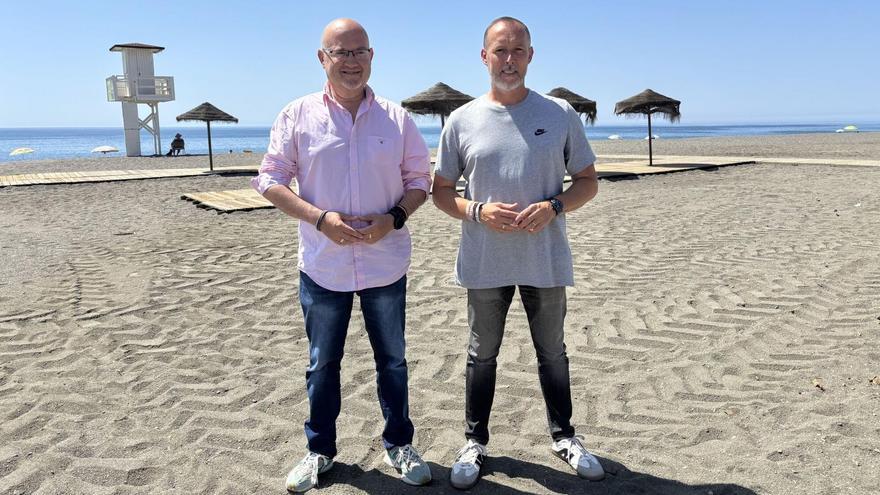 El primer teniente de alcalde de Vélez-Málaga y teniente de alcalde de Torre del Mar, Jesús Pérez Atencia, junto al concejal de Playas, David Vilches, ha presentado la nueva campaña de vigilancia y socorrismo en playas para el verano.