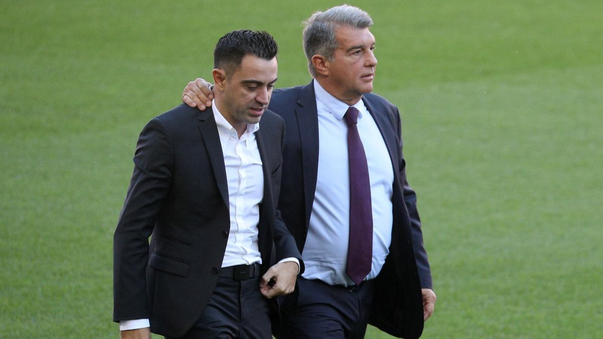 Xavi y Laporta, en el Camp Nou durante la presentación oficial del técnico en noviembre de 2021.