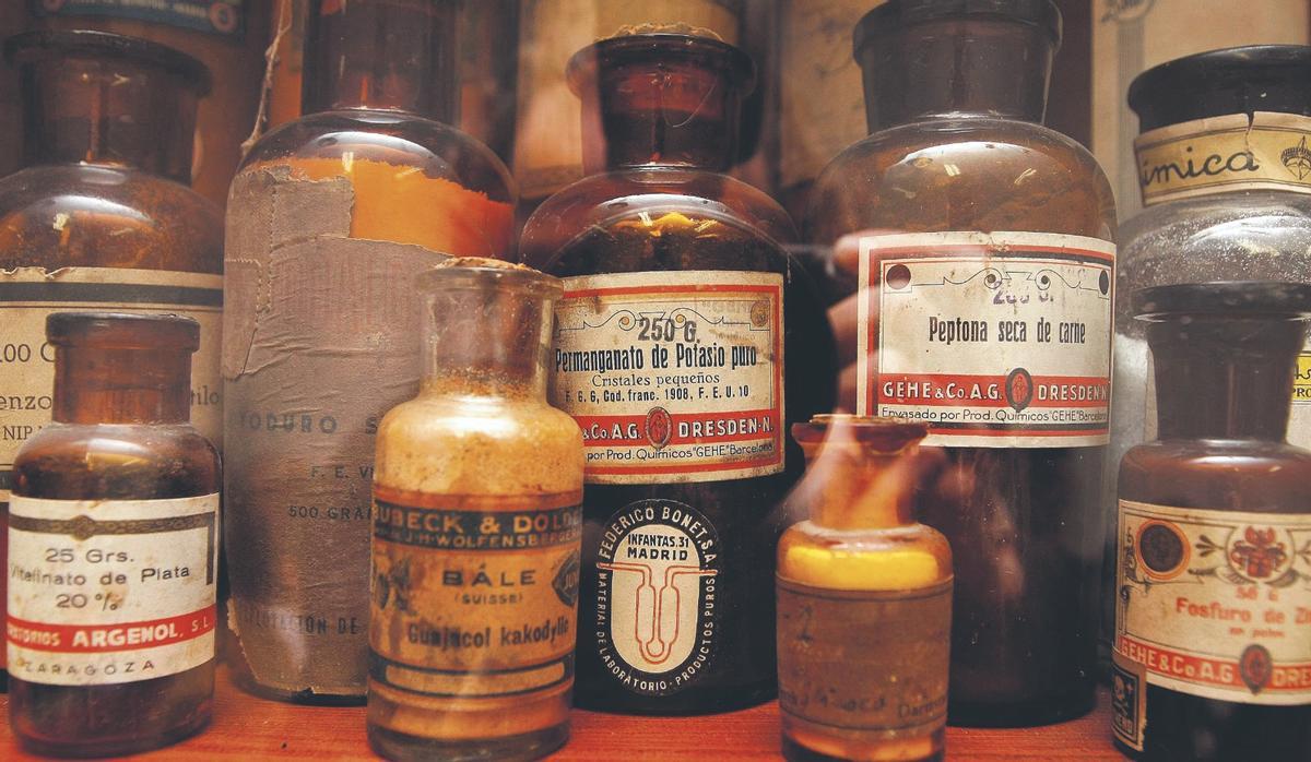 Frascos para fármacos de la antigua farmacia municipal de Málaga, en el Hospital Noble, en 2014.