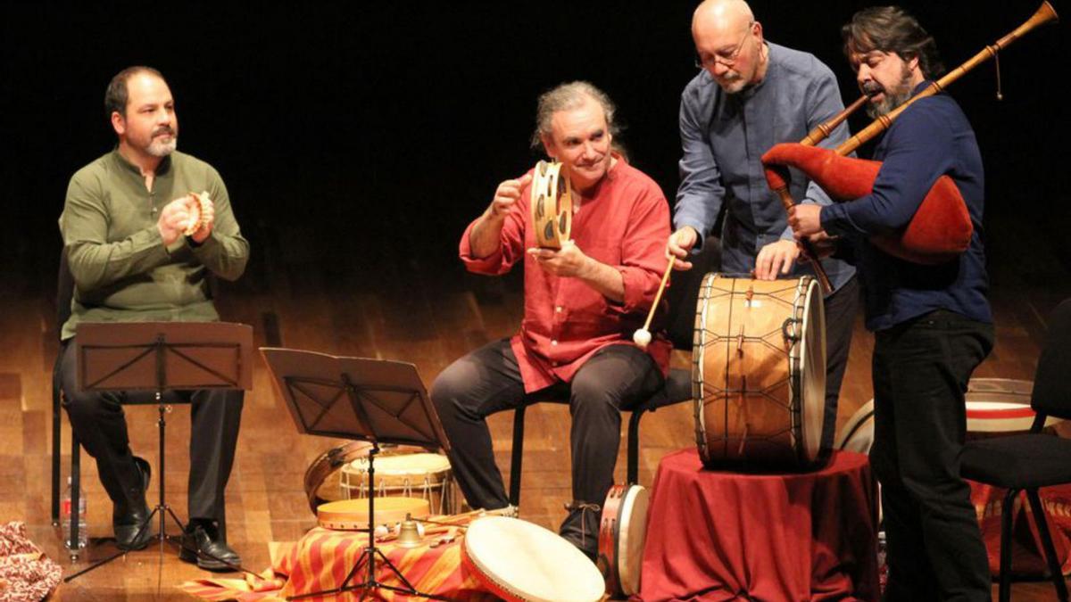 Arriba, el cuarteto Artefactum; a la izquierda, Fernando Palacios.