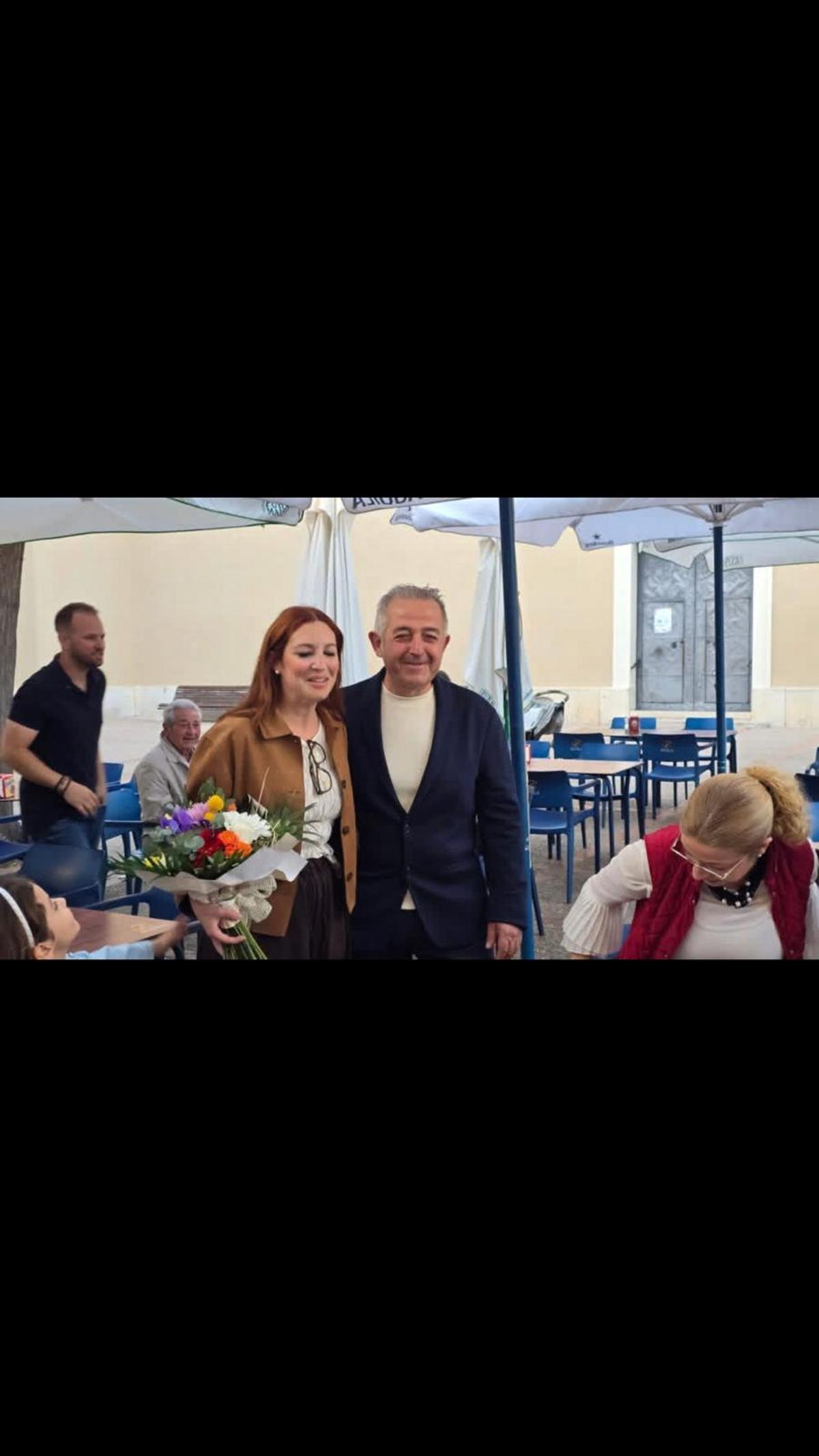 El presidente de la JLF con la nueva fallera mayor de Carcaixent.