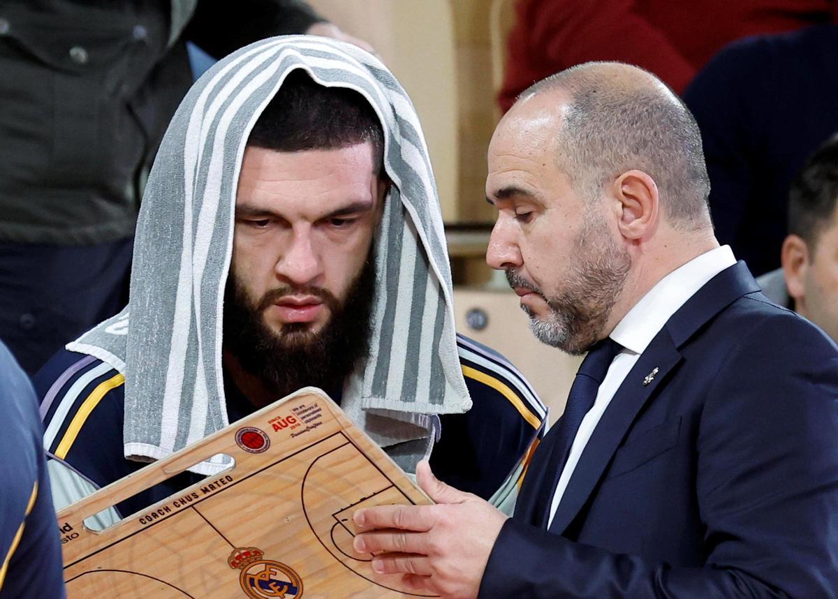 Chus Mateo da instrucciones a un Poirier que no parece muy metido en el partido