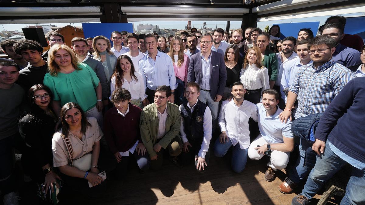 Feijóo preside encuentro con jóvenes para exponer política de vivienda del PP.