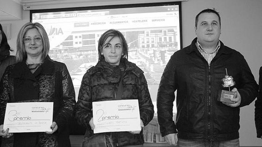 Teresa Blanco, Menchu Fernández y Miguel Ángel López, con sus diplomas, ayer, en Navia.