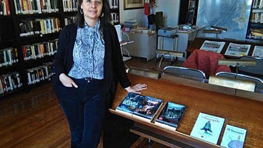Cristina Tamames posa con los libros elegidos para los cine-fórum.