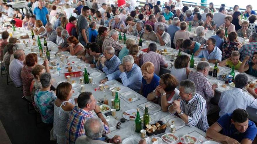 Participantes en la multitudinaria comida en Porceyo.