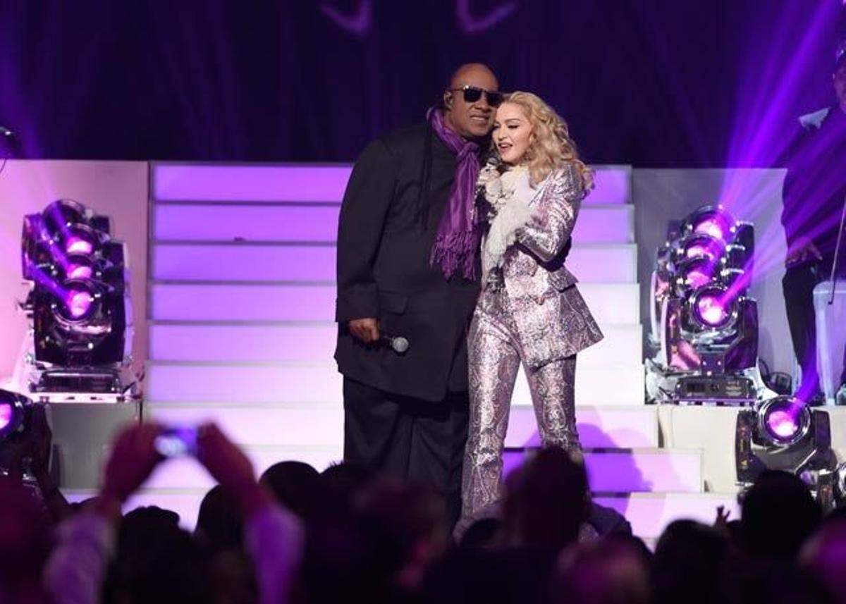 Madonna y Stevie Wonder, en su homenaje a Prince en los Billboard Music Awards.