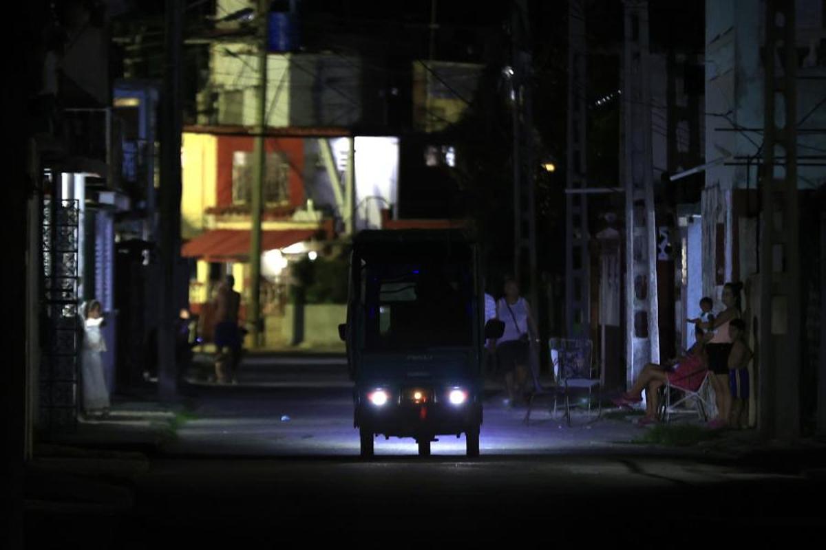 Un mototaxi transita por una calle durante un apagón este jueves, en La Habana (Cuba). La estatal Unión Eléctrica (UNE) de Cuba prevé de nuevo este viernes prolongados apagones en toda la isla y estima que el mayor corte del suministro, en el momento de mayor demanda, dejará sin servicio eléctrico a la vez al 51 % del país.