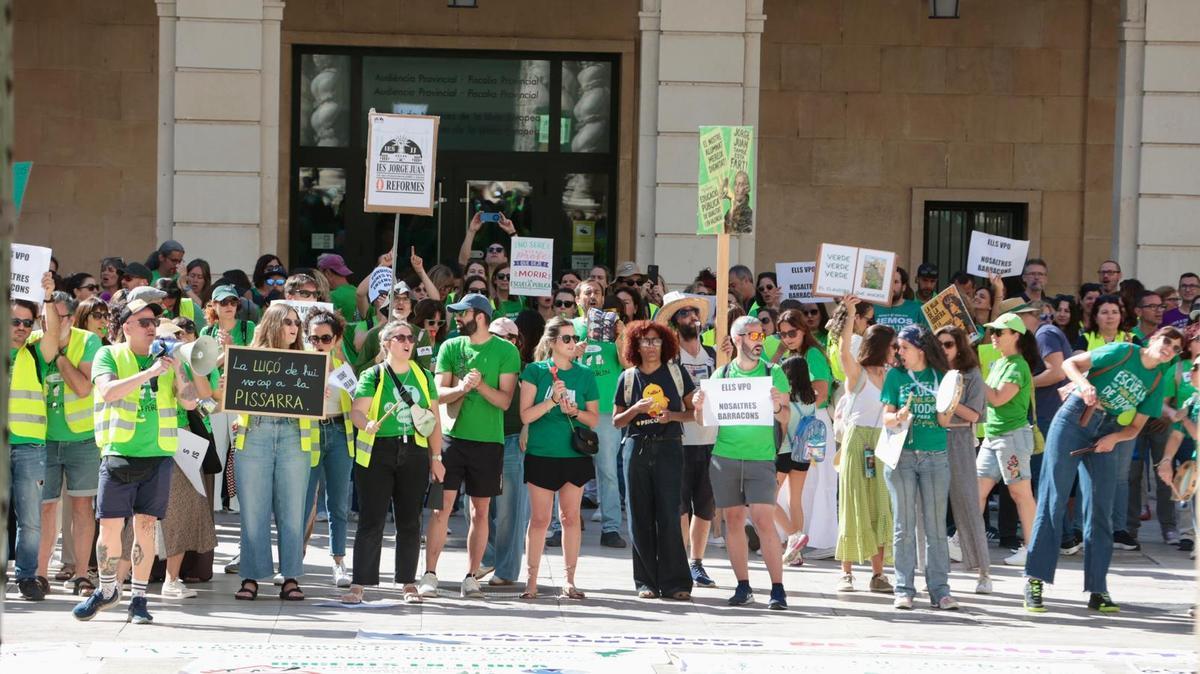Profesores concentrados frente al Ayuntamiento de Alicante, este martes