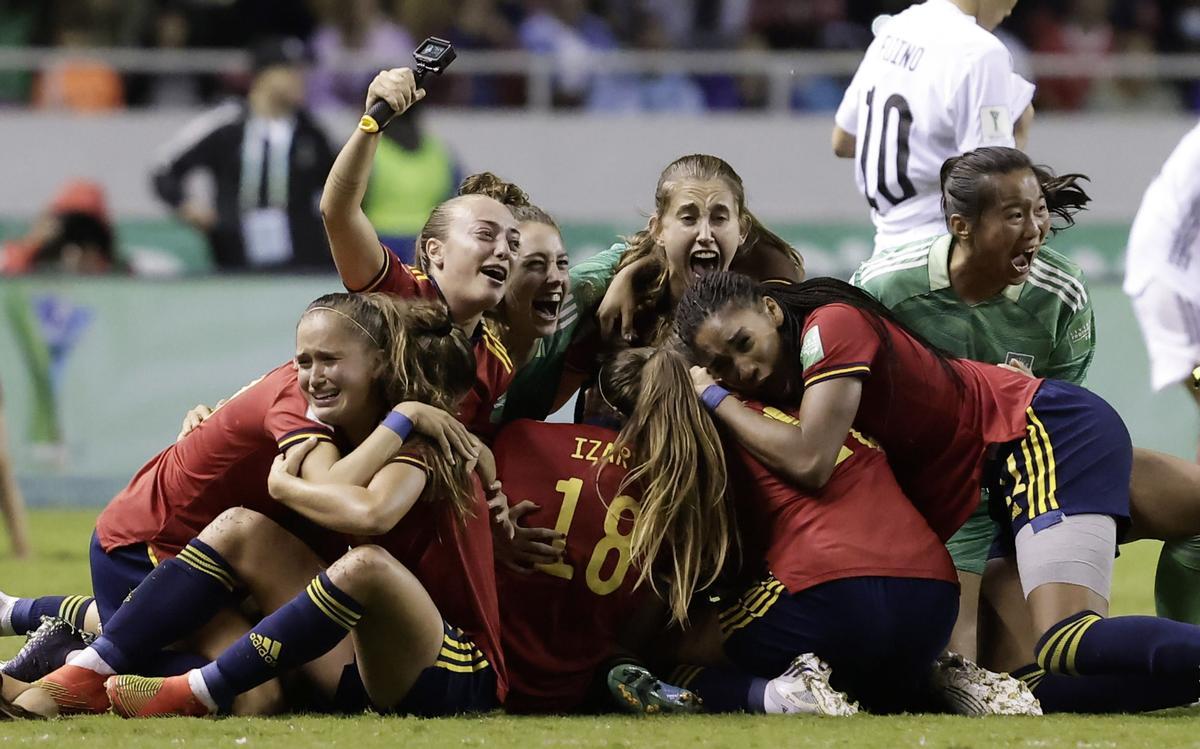 Jugadoras de España celebran al ganar la Copa Mundial Femenina Sub-20 luego de vencer a Japón