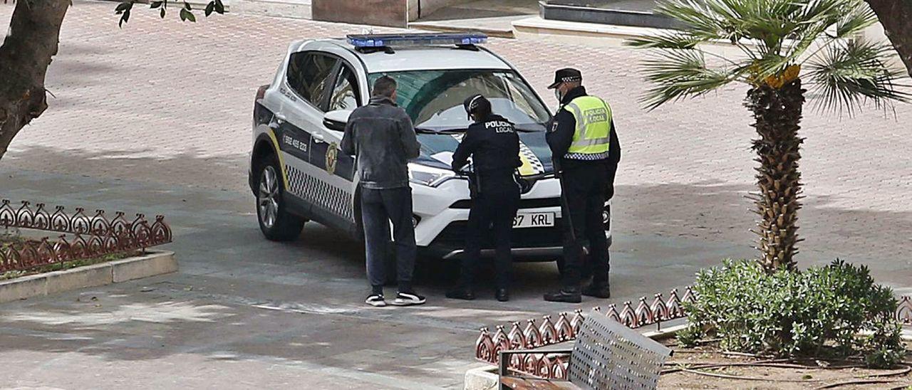 Un par de agentes identifican a un vecino de Alzira en una imagen de archivo.