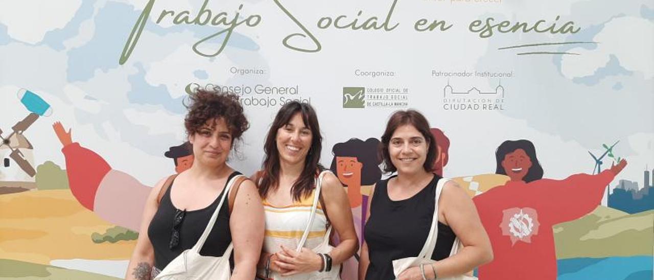 Noela Lorenzo, Iria Camba y Tania García, en el congreso.