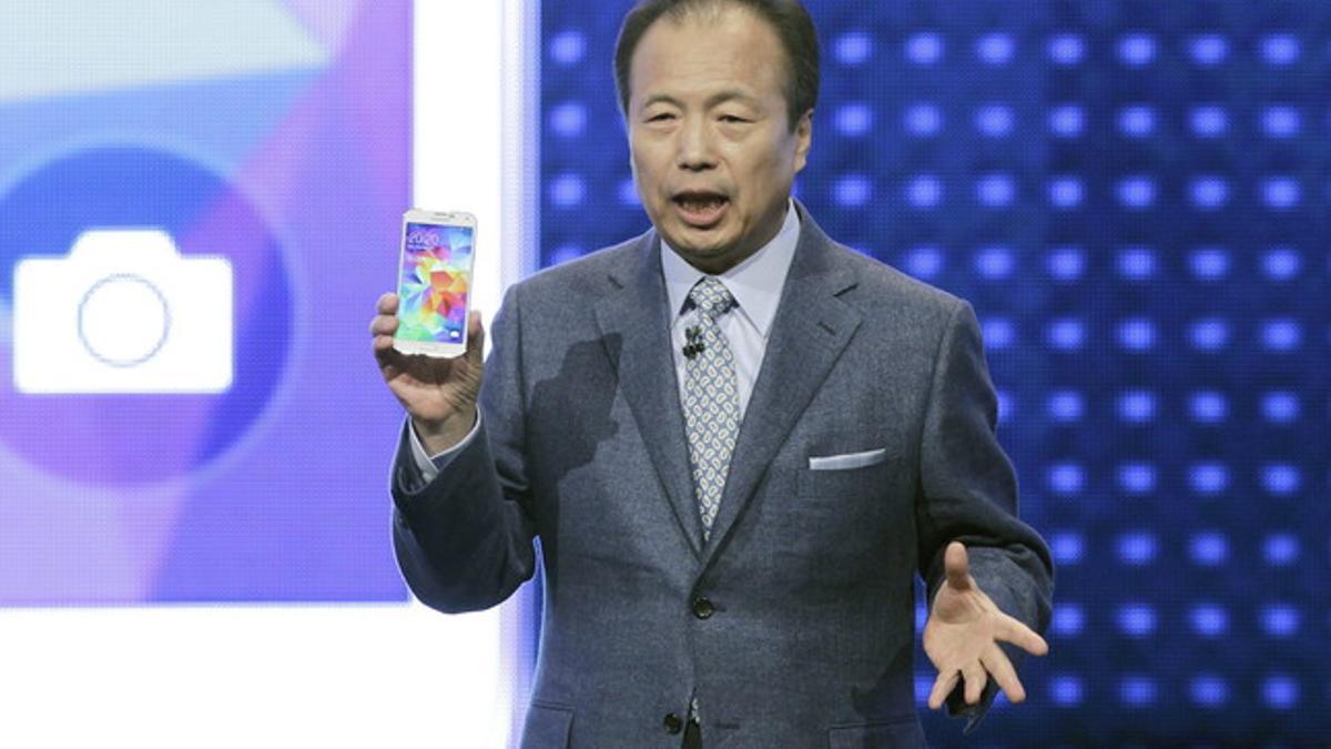El presidente de Samsung, JK Shin, presenta la nueva versión de su móvil de alta gama, el Galaxy S5, en el Mobile World Congress de Barcelona.