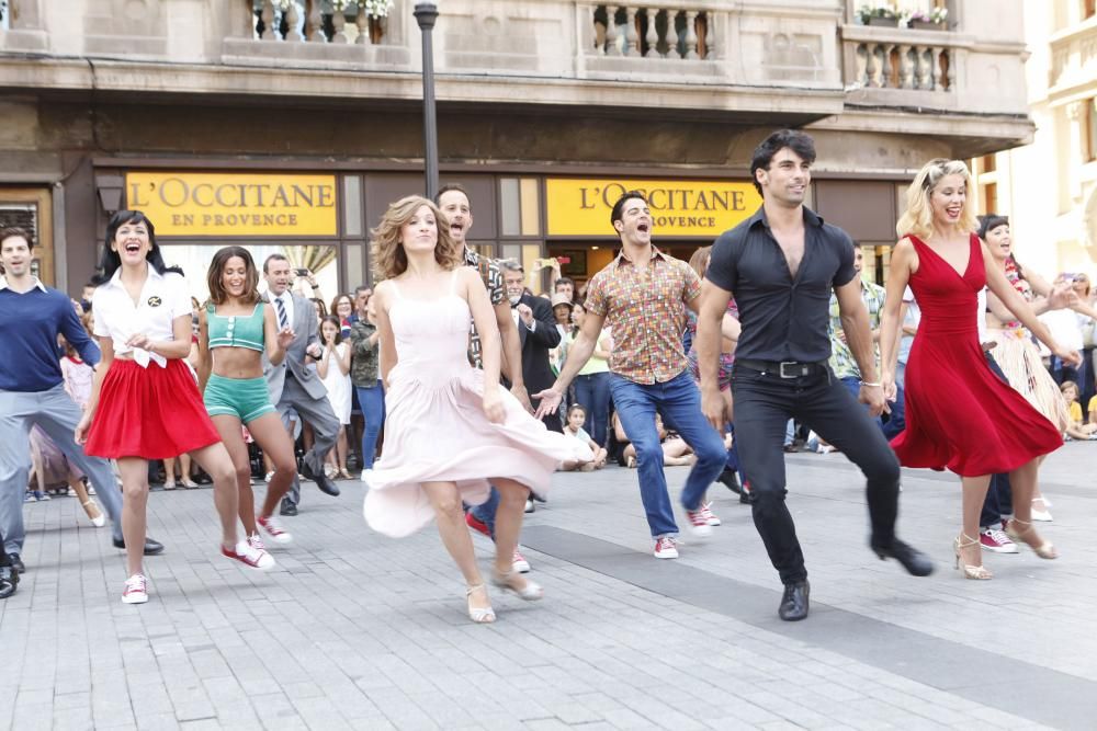 Los artistas del musical "Dirty dancing" hacen una exhibición en la calle en Gijón.