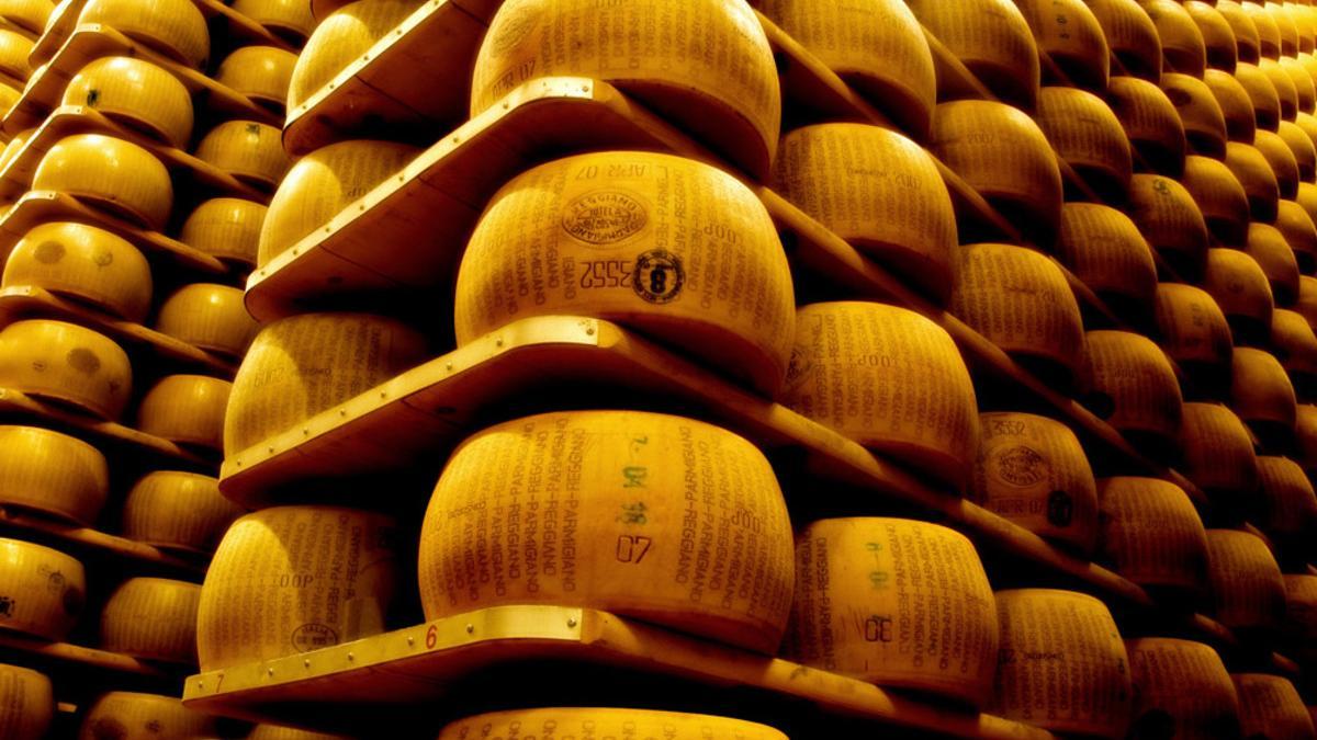 Depósito donde maduran centenares de ruedas de Parmigiano Reggiano.