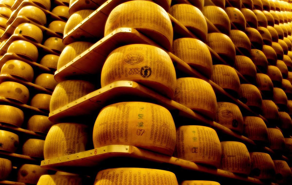 Depósito donde maduran centenares de ruedas de Parmigiano Reggiano.