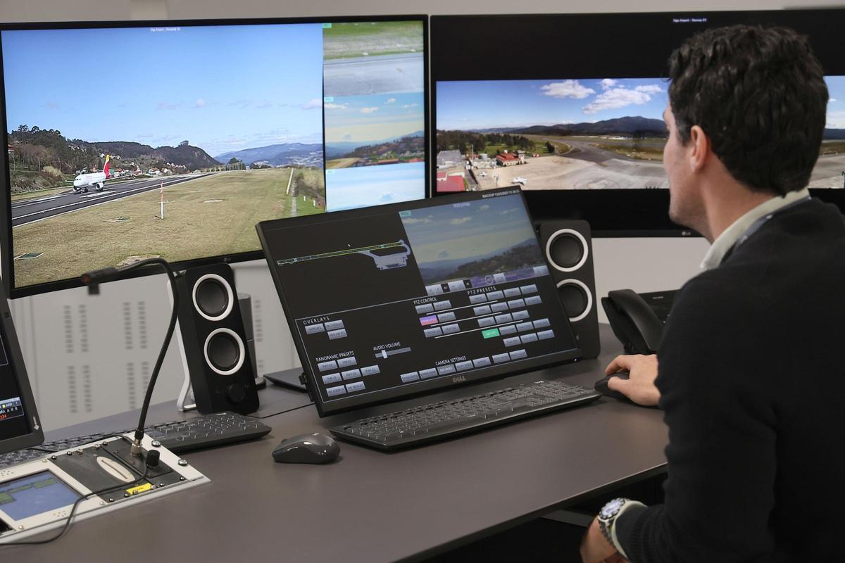 Paneles de control de la nueva torre remota del aeropuerto de Vigo.
