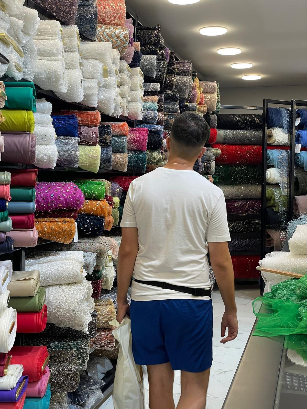 Un diseñador en busca de telas en una tienda turca