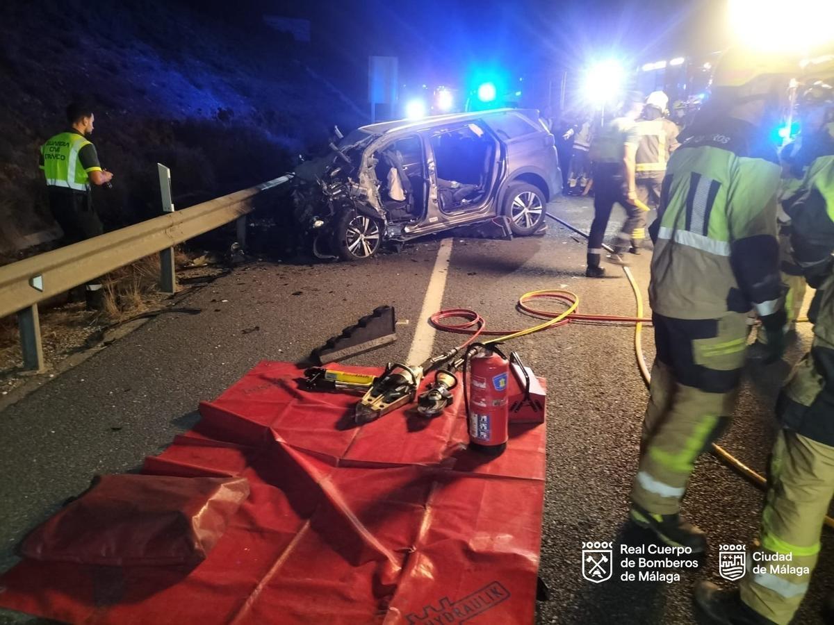 Uno de los vehículos accidentados en la rotonda de salida de Málaga hacia Torremolinos.