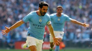 Ilkay Gúndogan celebra el primer gol, con Rodri, al fondo, corriendo para felicitarlo.